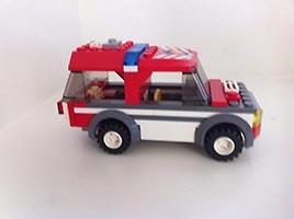 Набор LEGO Внедорожник и прицеп с лодкой