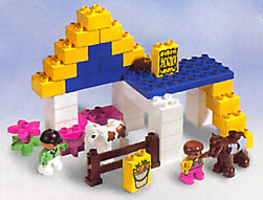 Набор LEGO 2761 Pony Stable Oval Suitcase